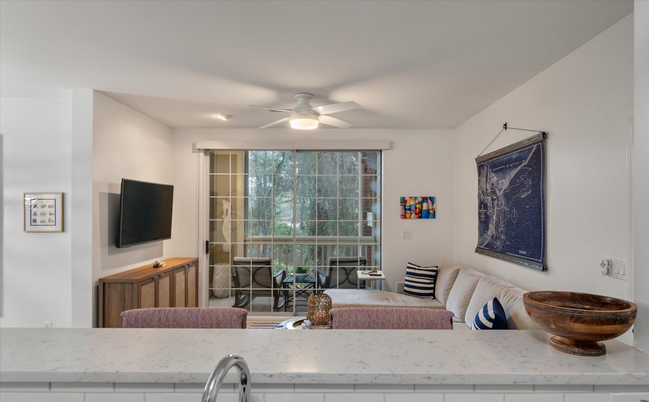 1600 Long Grove Drive Photo 7