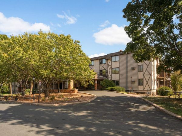 1304 W Medicine Lake Drive, Unit 202, Plymouth, MN 55441