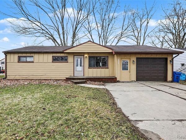 2423 N Long Lake Road, Fenton Twp, MI 48430