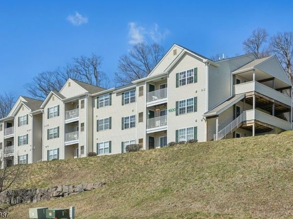 1636 King Ct, Green Brook, NJ 08812