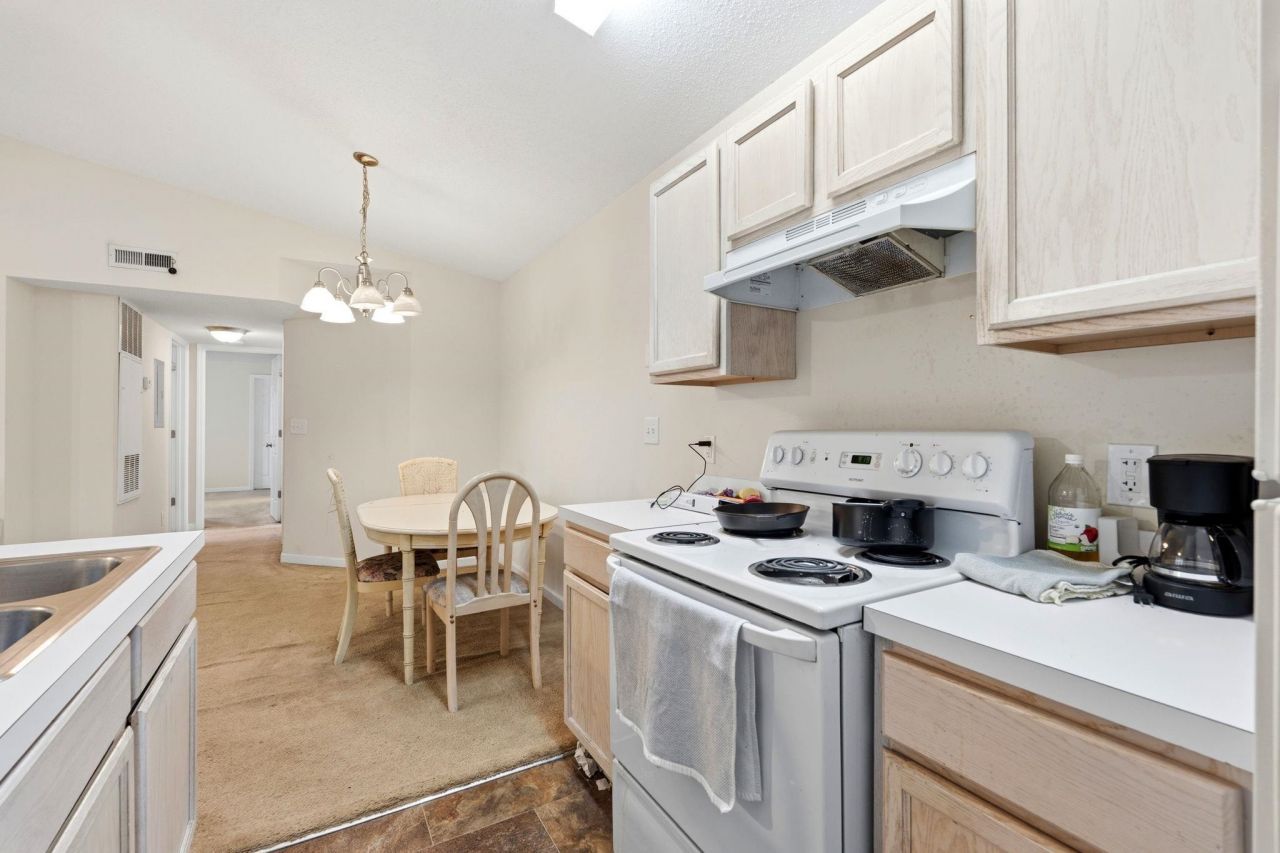 2280 Andover Dr. Photo 5