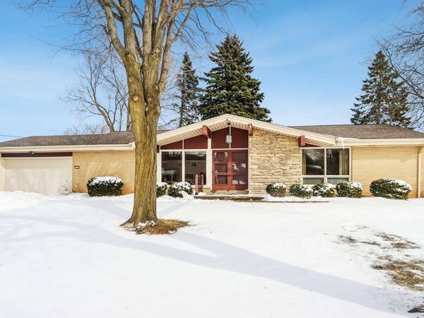 3254 S 121st St, West Allis, WI 53227