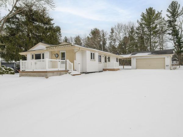 21401 W Woodland Dr, New Berlin, WI 53146