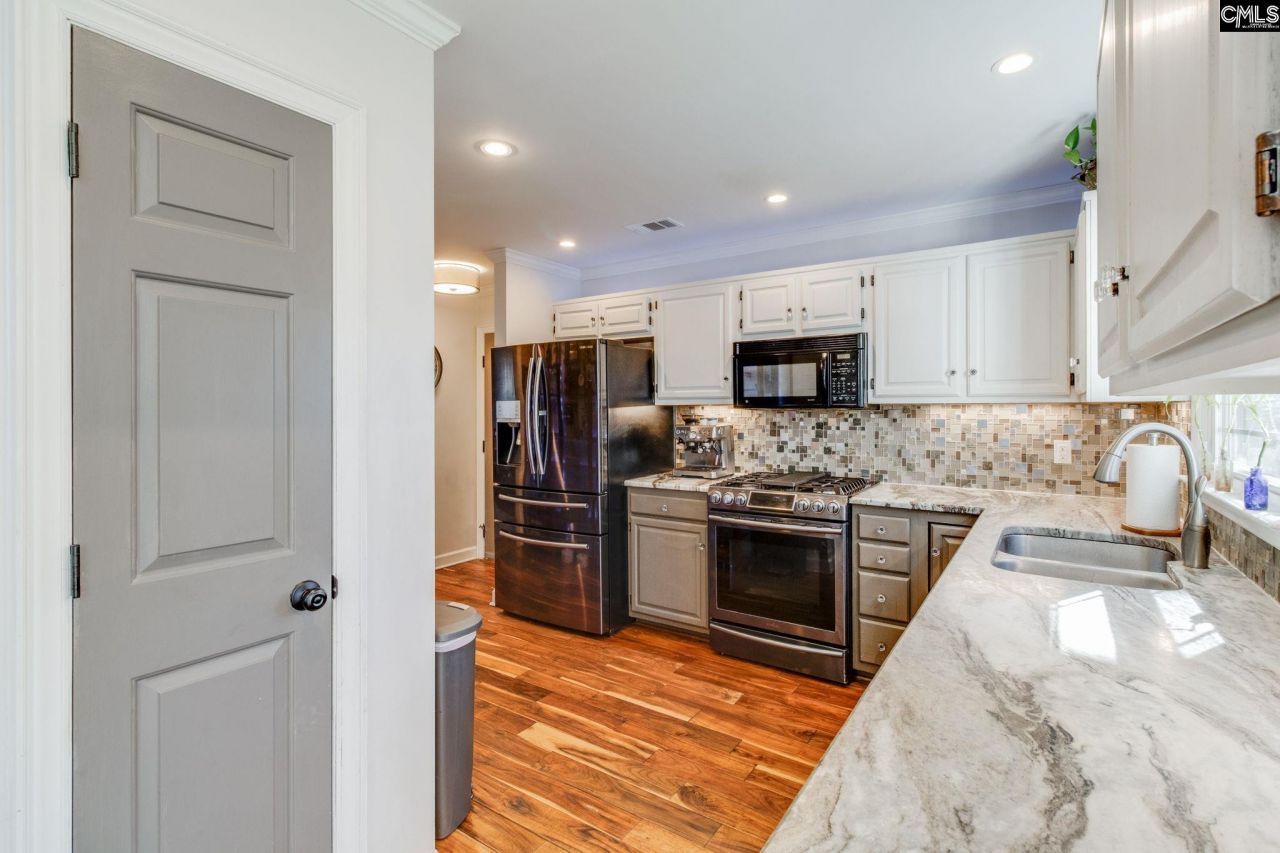 210 Brook Hollow Drive  Photo 13