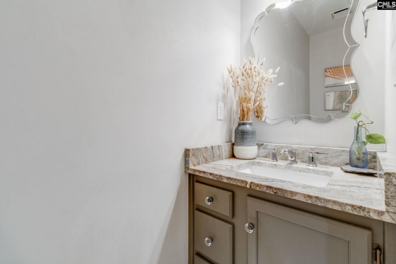 210 Brook Hollow Drive  Photo 17