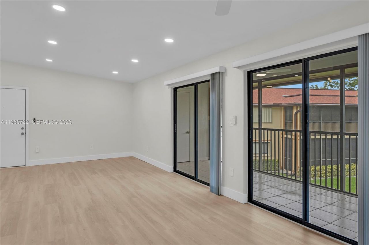 10959 W Clairmont Cir , Unit 211, Tamarac, FL 33321 Photo