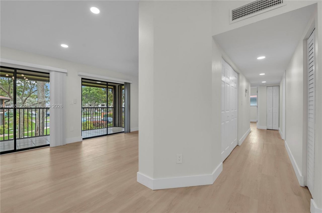 10959 W Clairmont Cir , Unit 211, Tamarac, FL 33321 Photo