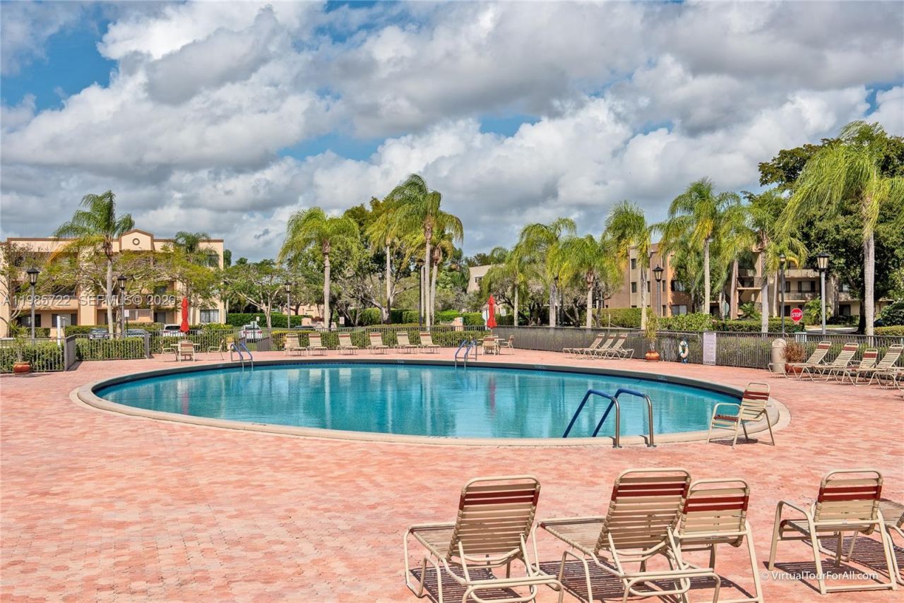 10959 W Clairmont Cir , Unit 211, Tamarac, FL 33321 Photo