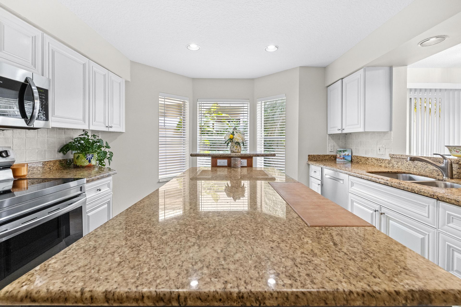 218 W Canterbury Dr W W, Palm Beach Gardens, FL 33418 Photo