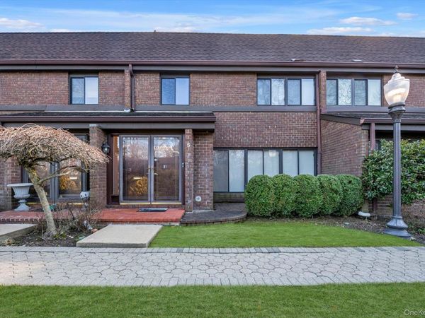 5 Fox Ridge , Roslyn, NY 11576