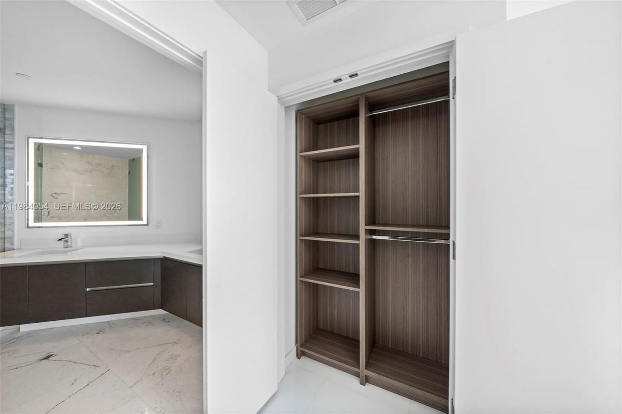 851 NE 1st Ave , Unit 4010, Miami, FL 33132 Photo