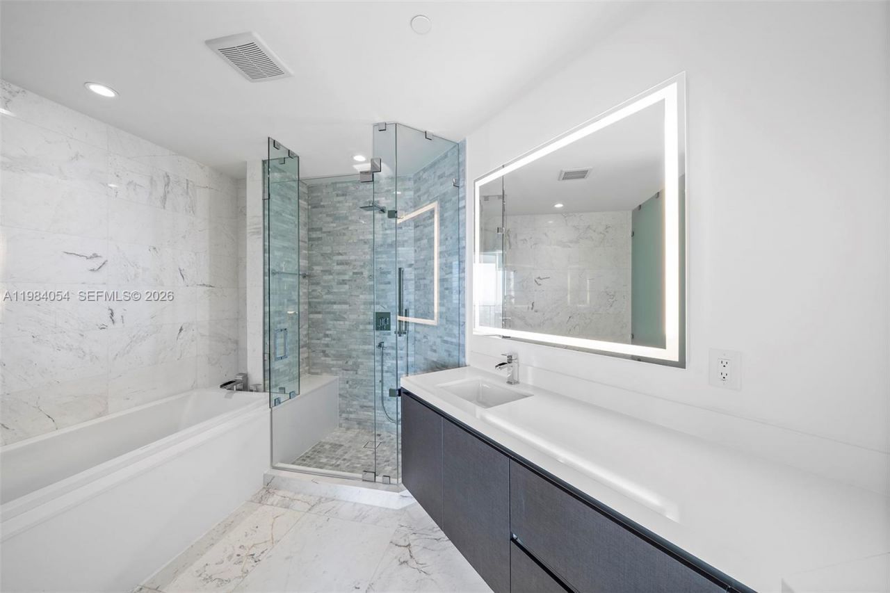 851 NE 1st Ave , Unit 4010, Miami, FL 33132 Photo