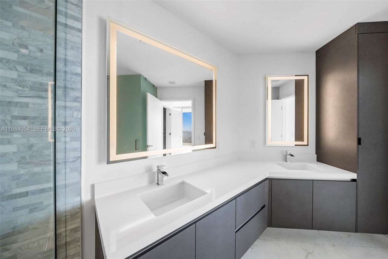 851 NE 1st Ave , Unit 4010, Miami, FL 33132 Photo