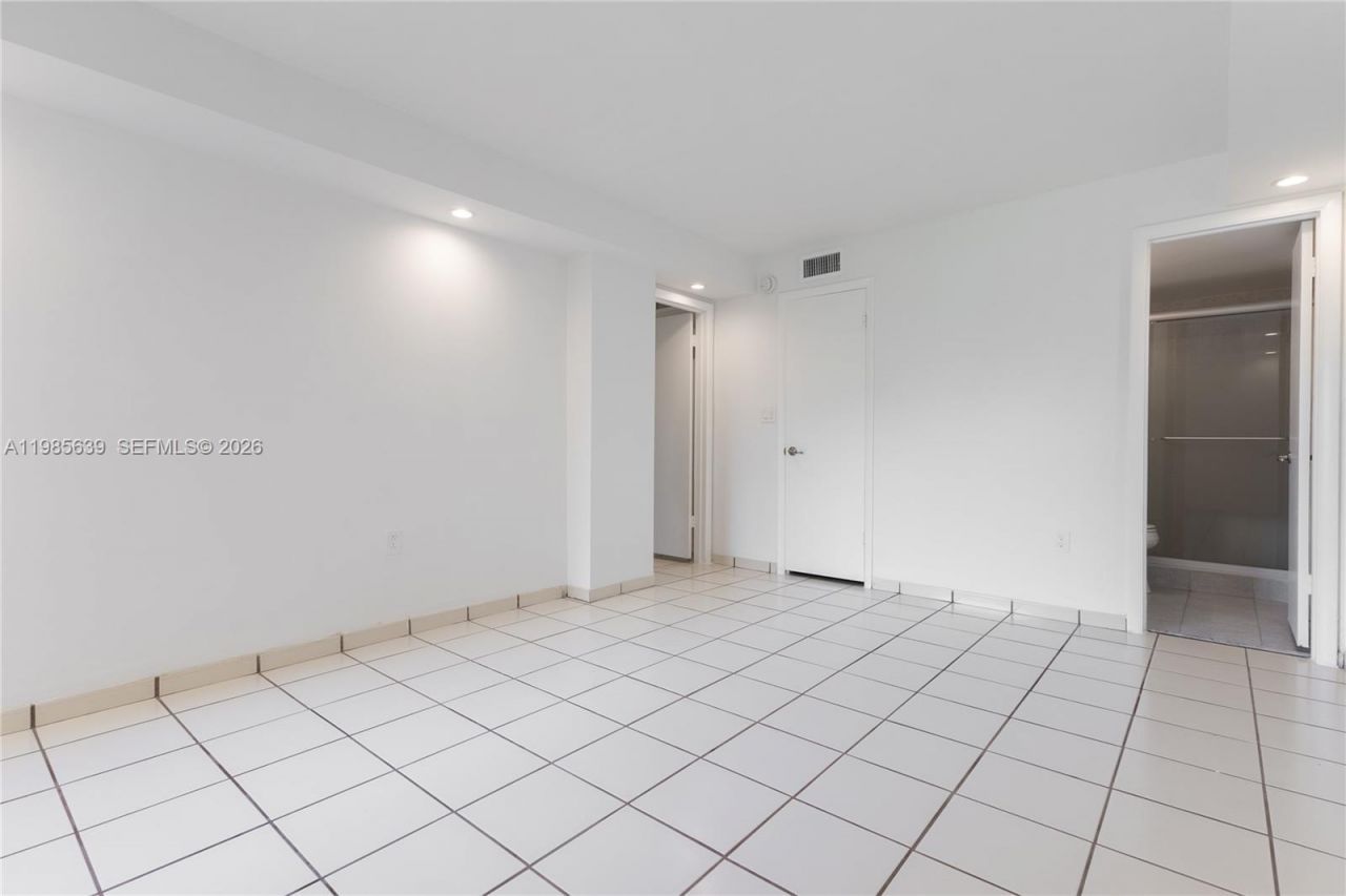 9405 W Flagler St , Unit D205, Miami, FL 33174 Photo