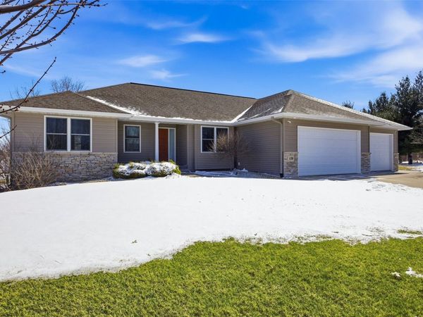 130 Woodland Court , Robins, IA 52328