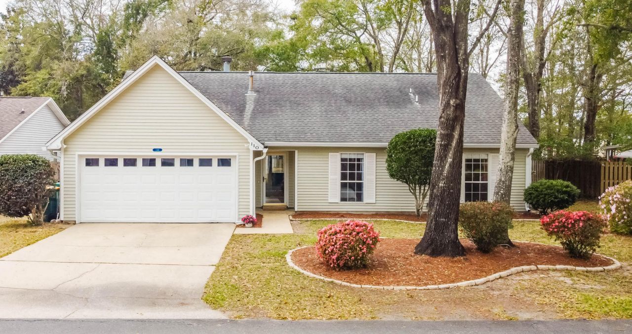 110 Meadowbrook Court, Niceville, FL 32578 Main Photo