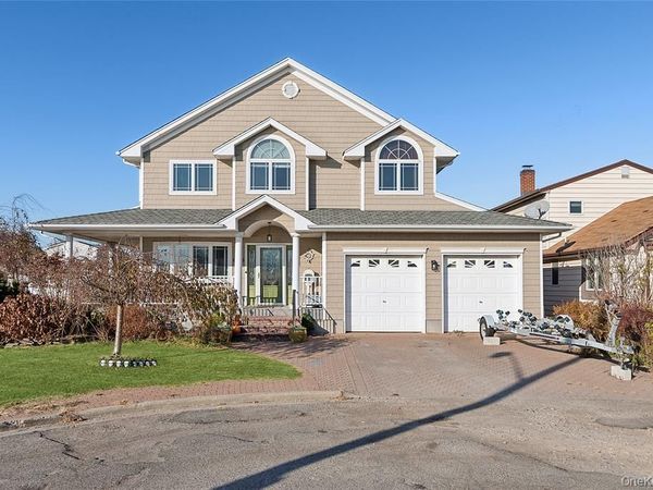 4 Quebec Road , Island Park, NY 11558