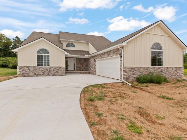 114 Bloomfield , Brooklyn, MI 49230