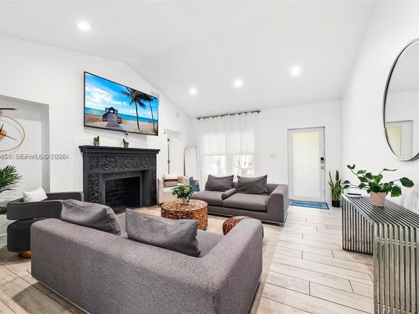 232 NW 59th St , Miami, FL 33127