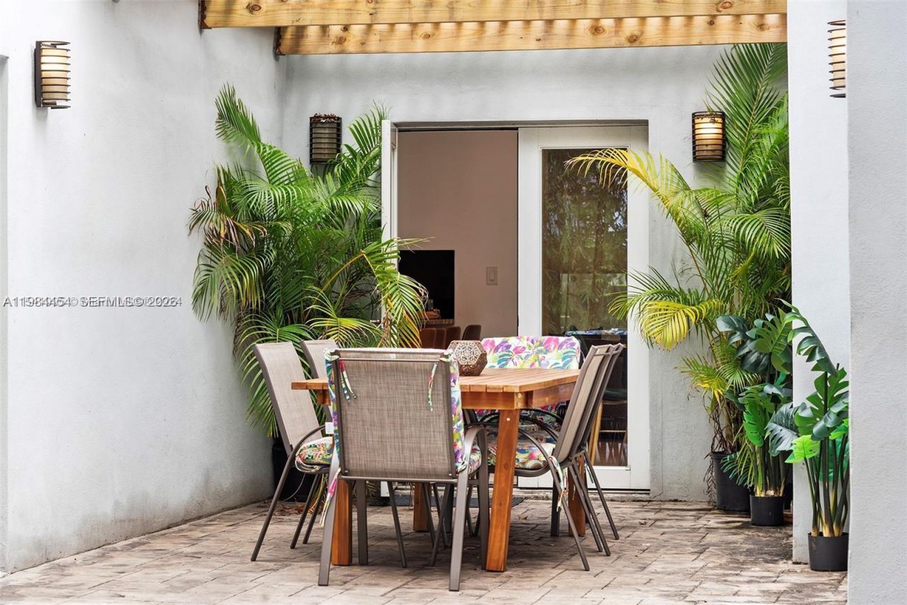 232 NW 59th St , Miami, FL 33127 Photo