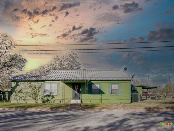 921 Robertson Street , Gonzales, TX 78629