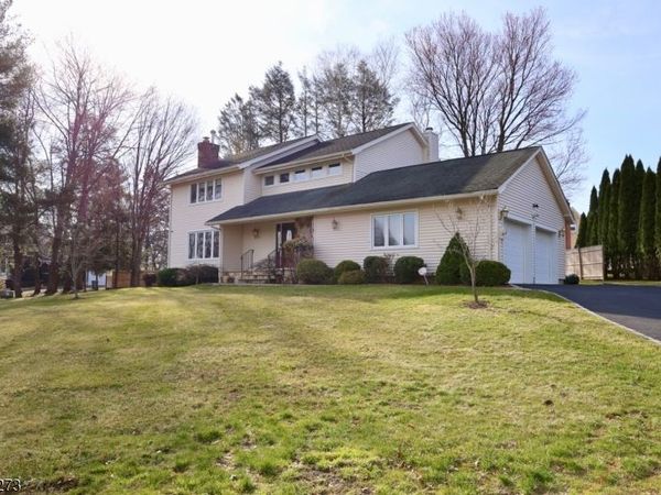 2 Edith Ct, East Hanover, NJ 07936