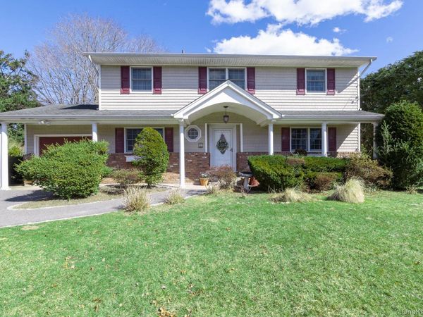 23 Village Lane , Hauppauge, NY 11788