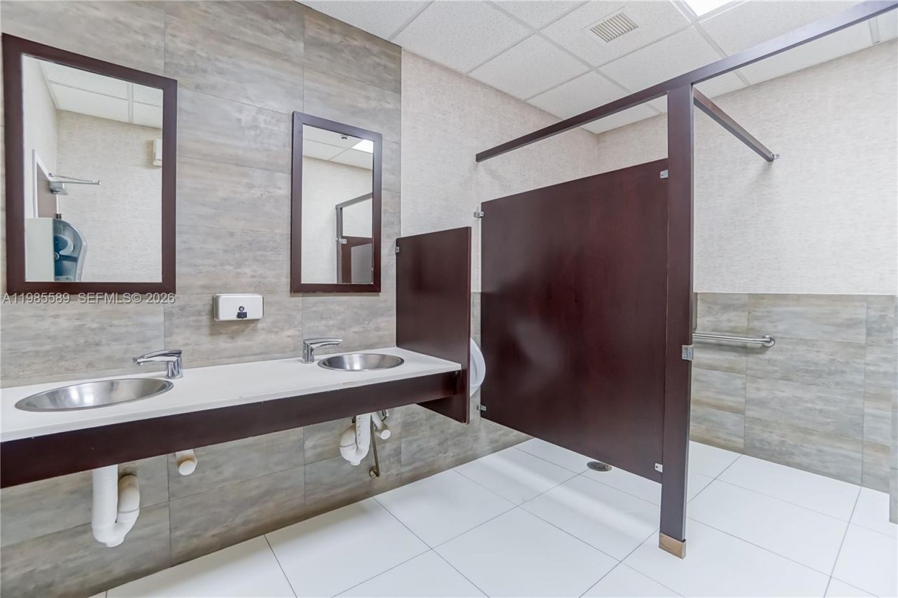 12550 Biscayne Blvd , Unit 902, North Miami, FL 33181 Photo