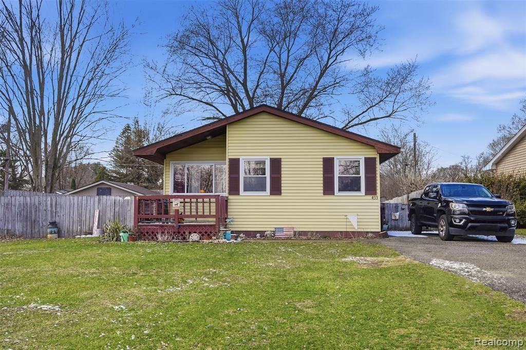 433 Haze, Pinckney Vlg, MI 48169 Main Photo