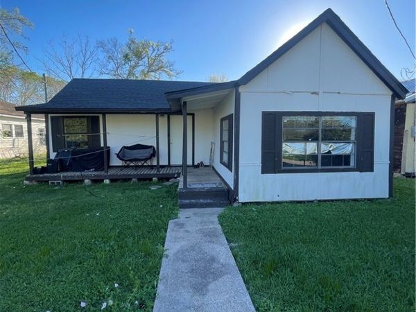 105 N Carver Street , Edna, TX 77957