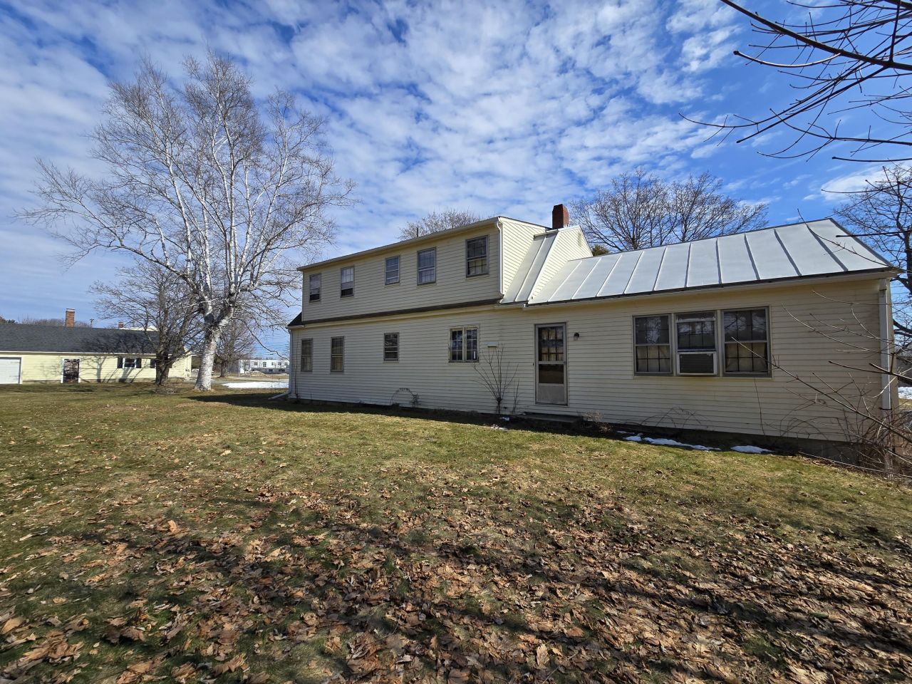 129 W Hill Road, Gardiner, ME 04345 Main Photo