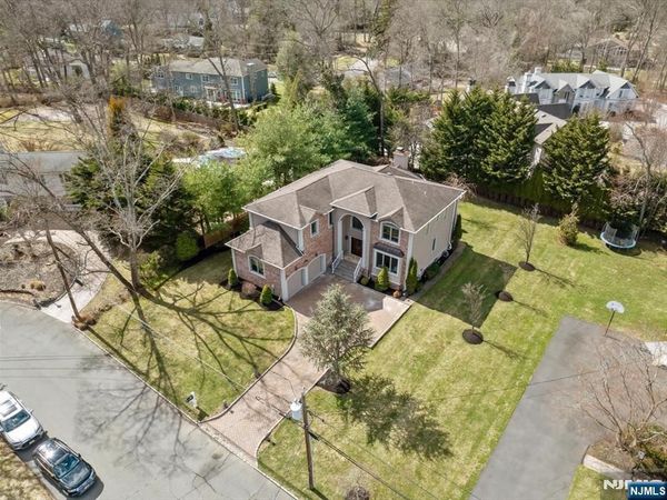 20 Bearbrook Drive, WOODCLIFF LAKE, NJ 07677