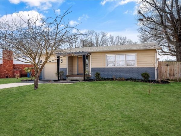 715 NW 6th Street , Bentonville, AR 72712