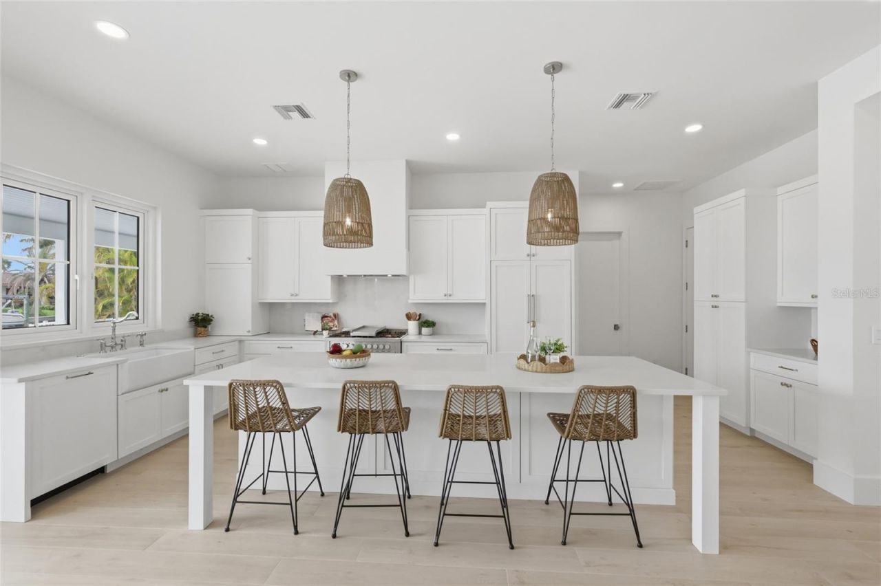 680 Key Royale Drive, Holmes Beach, FL 34217 Photo