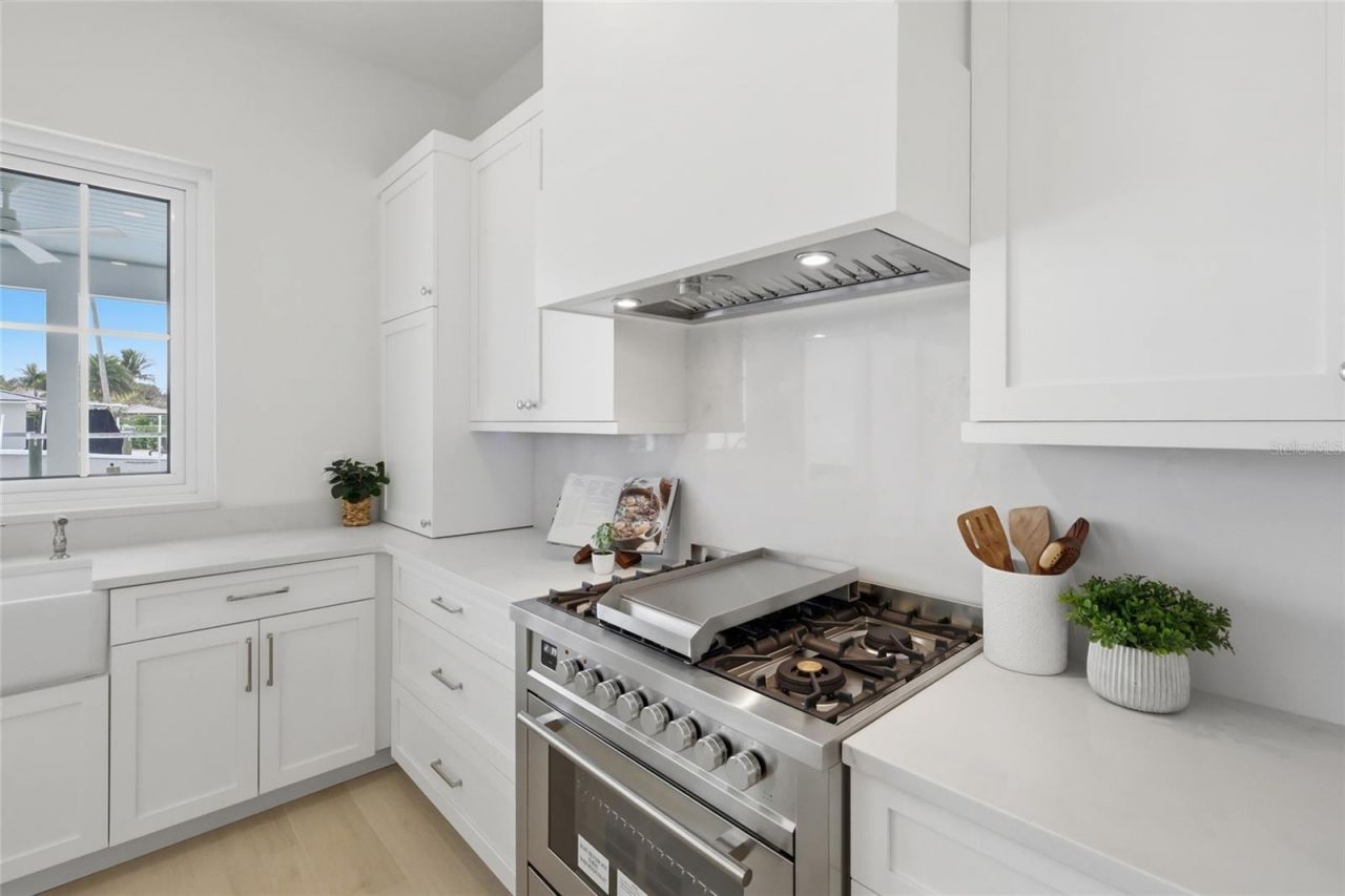 680 Key Royale Drive, Holmes Beach, FL 34217 Photo