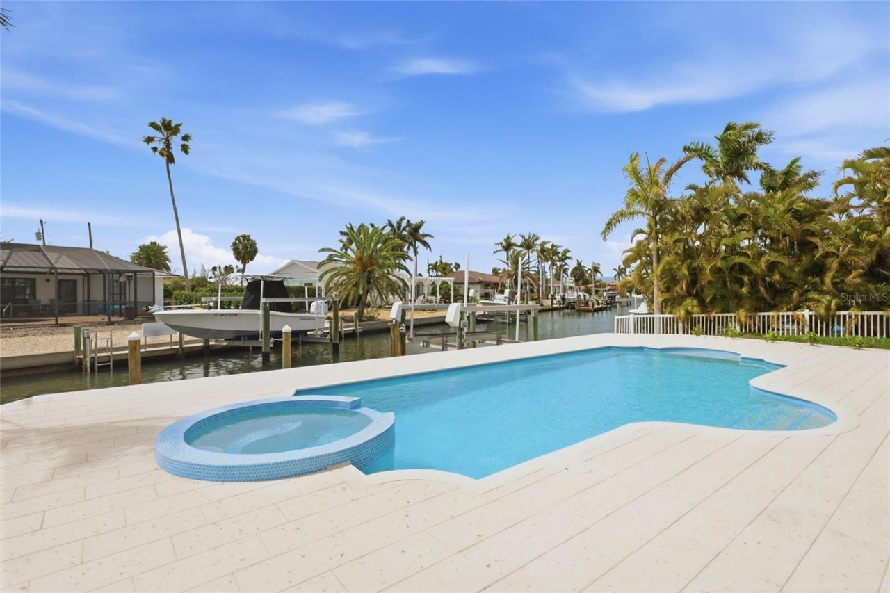 680 Key Royale Drive, Holmes Beach, FL 34217 Photo