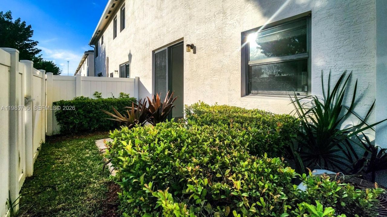 470 NE 194th Ter , Unit 470, Miami, FL 33179 Photo