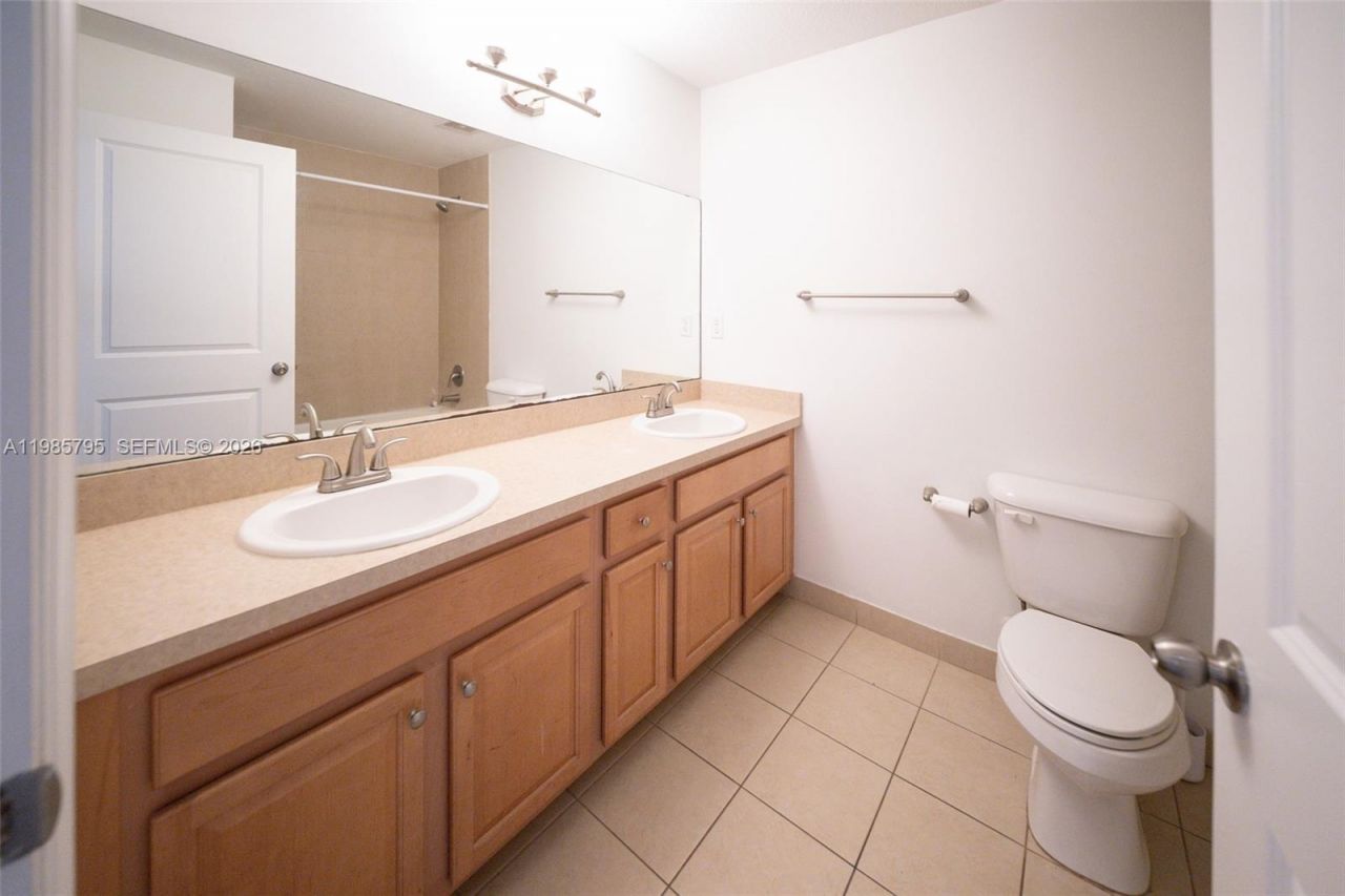 470 NE 194th Ter, Unit 470, Miami, FL 33179 Photo