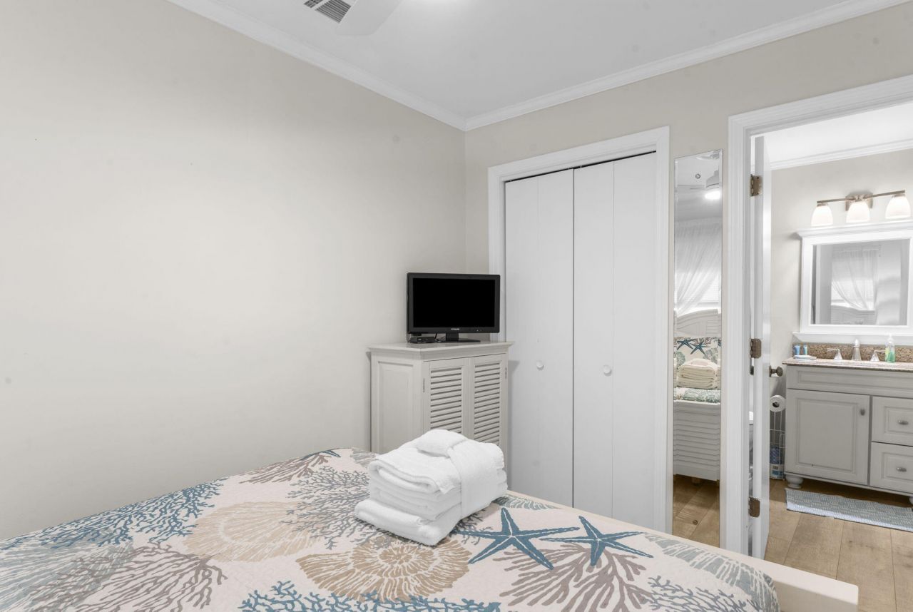 1300 Ocean Boulevard Photo 6