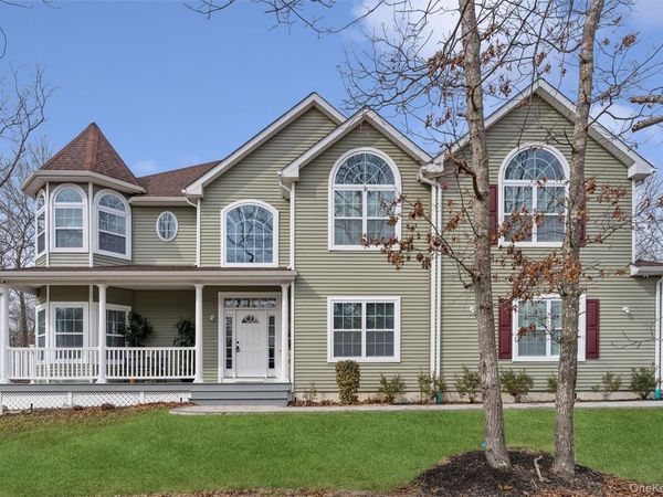 16 Gateway Court , Hampton Bays, NY 11946