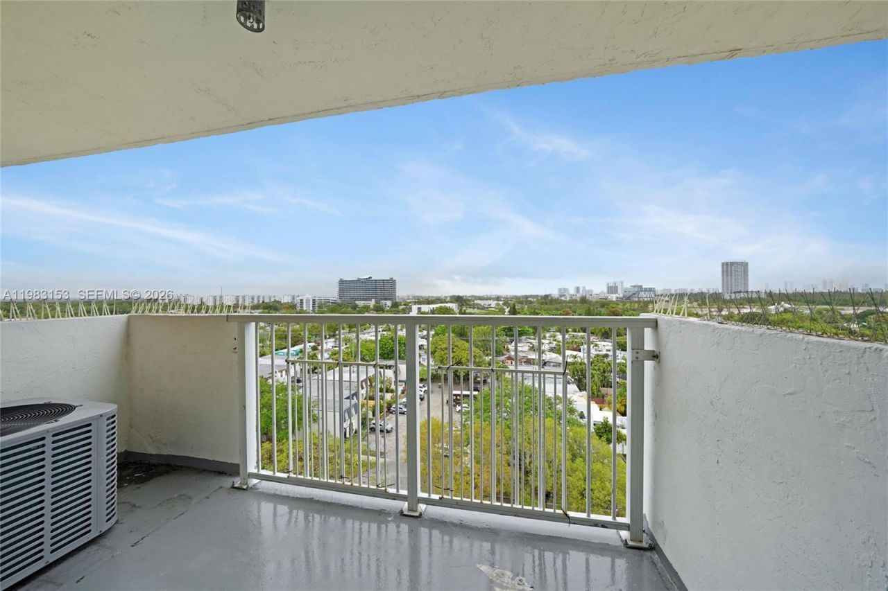 2000 NE 135th St, Unit 1010, North Miami, FL 33181 Photo