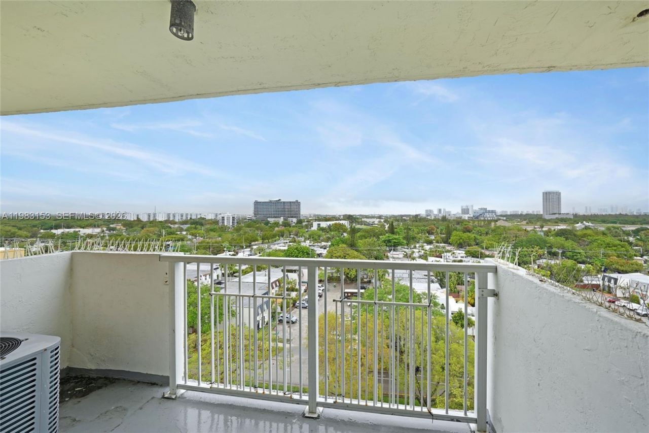 2000 NE 135th St, Unit 1010, North Miami, FL 33181 Photo