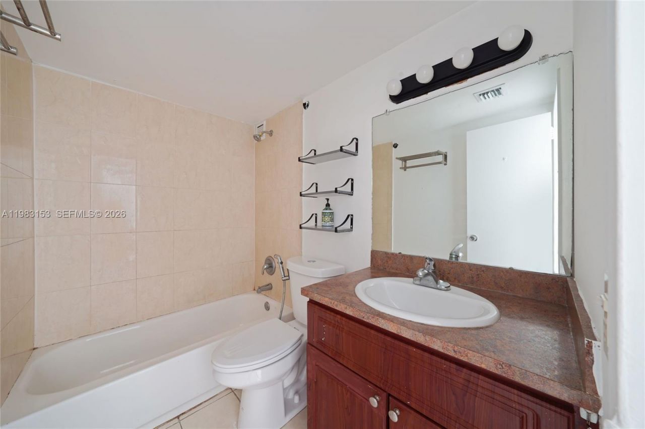 2000 NE 135th St, Unit 1010, North Miami, FL 33181 Photo