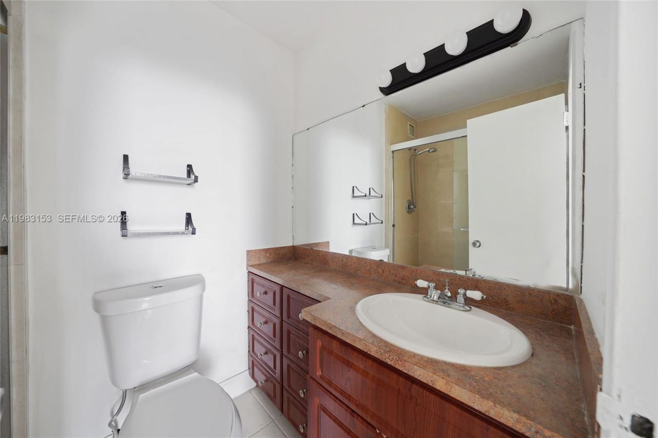 2000 NE 135th St, Unit 1010, North Miami, FL 33181 Photo