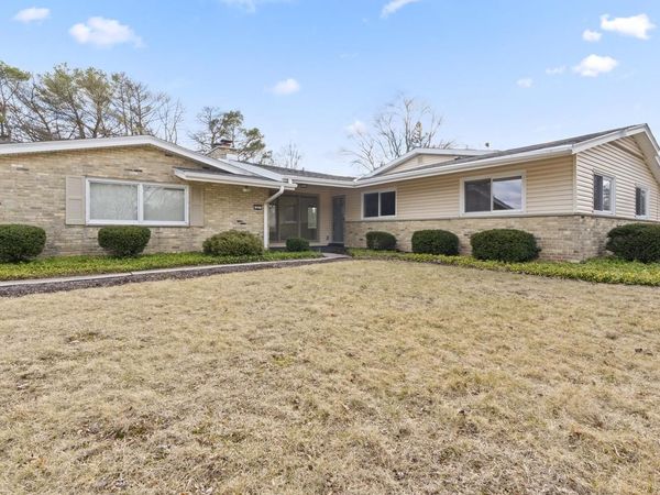 201 W Ellsworth LANE, Milwaukee, WI 53217