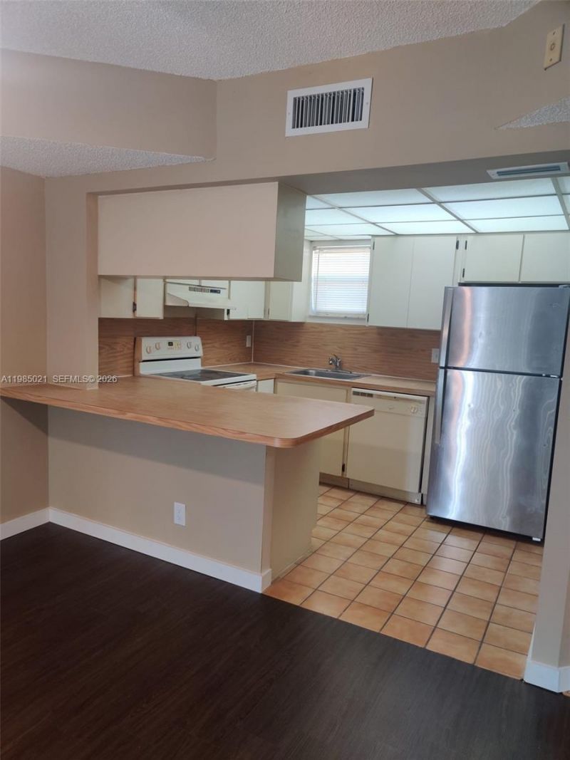 8290 Lake Dr, Unit 509, Doral, FL 33166 Photo