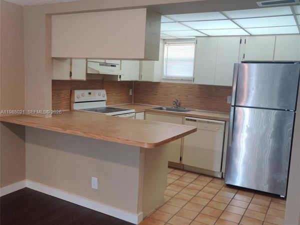 8290 Lake Dr, Unit 509, Doral, FL 33166