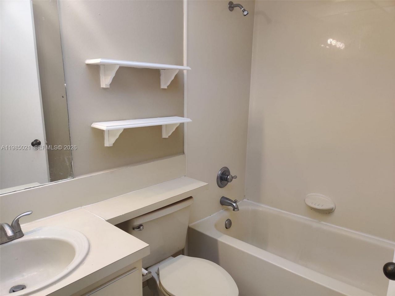 8290 Lake Dr, Unit 509, Doral, FL 33166 Photo