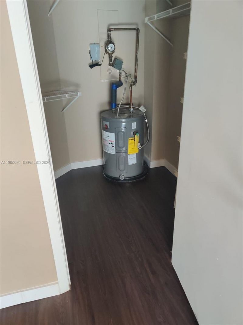 8290 Lake Dr, Unit 509, Doral, FL 33166 Photo
