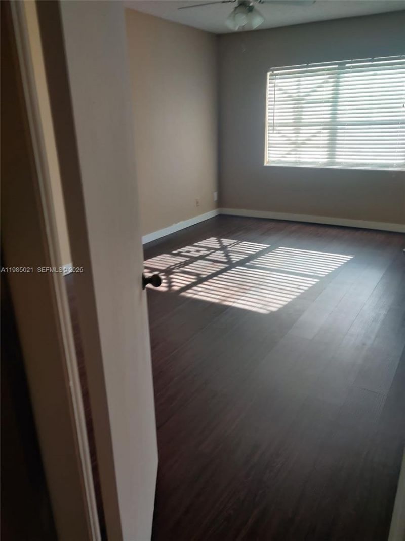 8290 Lake Dr, Unit 509, Doral, FL 33166 Photo